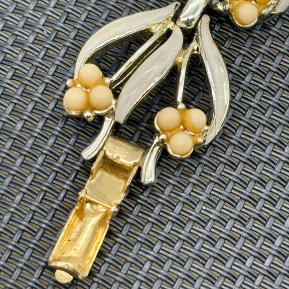 Vintage Coro Bracelet Gold Tone With Off-White Enamel Peach Colored Beads Marked - Picture 10 of 15